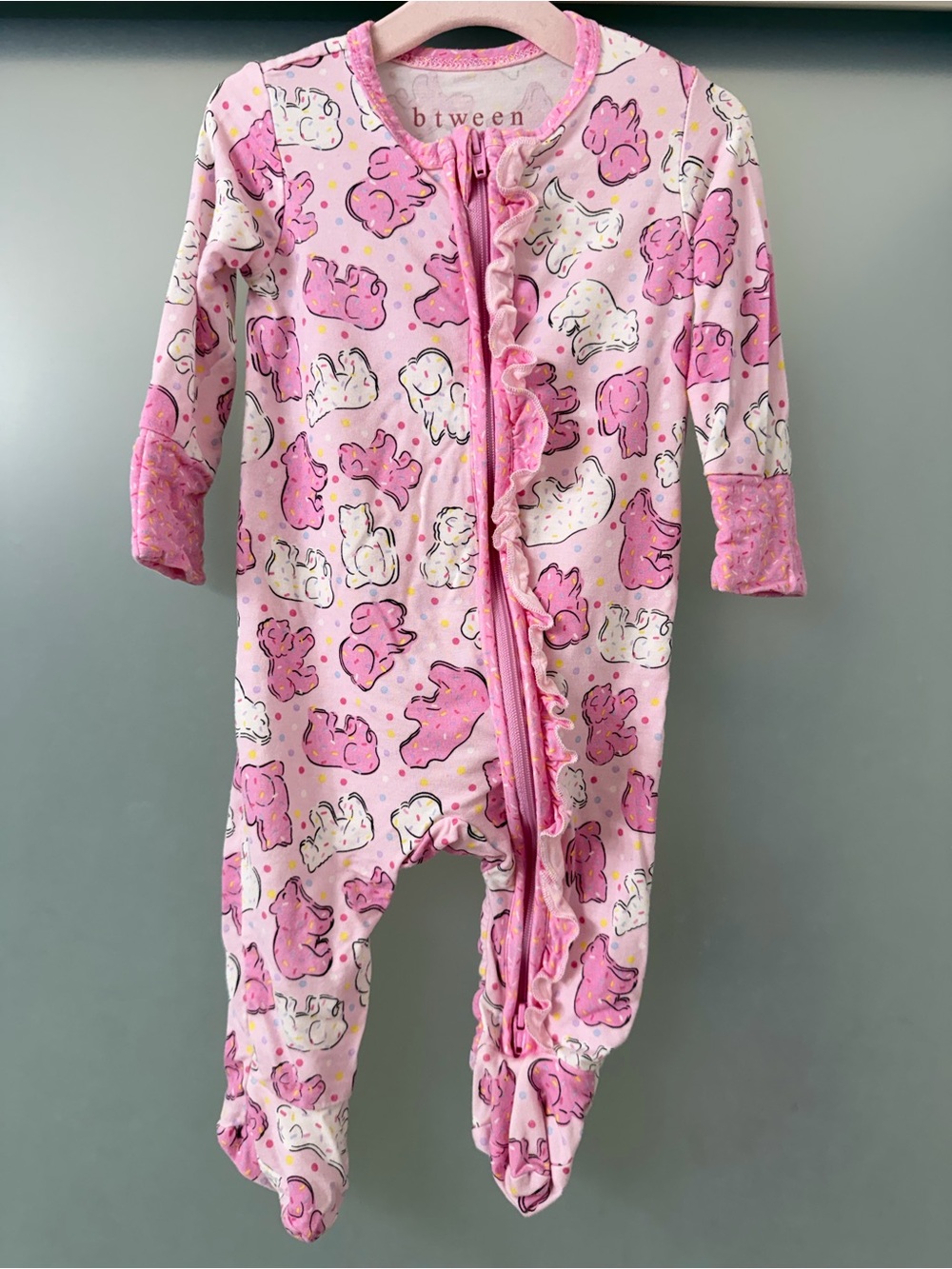 btween baby Circus Animal Cookie Ruffle 2-Way Zipper Onesie